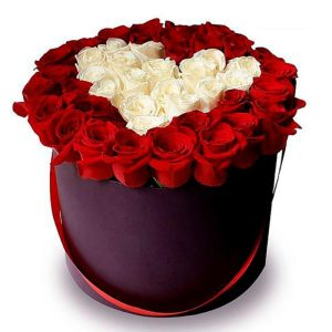 Серце зі 101 червоної та білої троянди в коробці