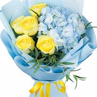 Букет із блакитної гортензії та жовтих троянд