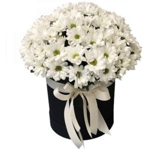 Композиція в коробці з білої хризантеми