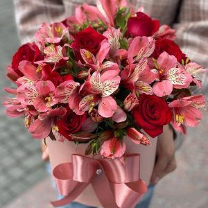 Композиція в коробці із трояндами та альстромерією