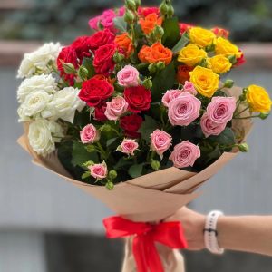 Букет із 9 кущових троянд у червоних, рожевих та кремових відтінках