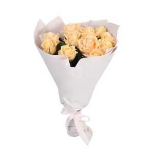 Букет із 11 кремових троянд