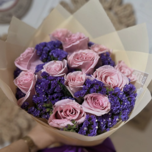 Букет із рожевих троянд і статиці