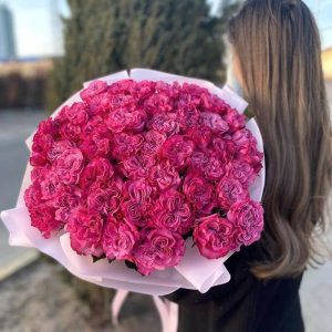 в Вишуканий букет із 51 півонієподібної троянди сорту Кантрі Блюз