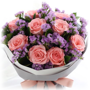 Букет із рожевих троянд і статиці