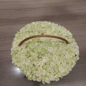 301 біла троянда в кошику