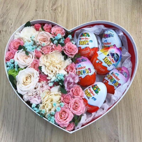 Композиція у вигляді серця з солодощами