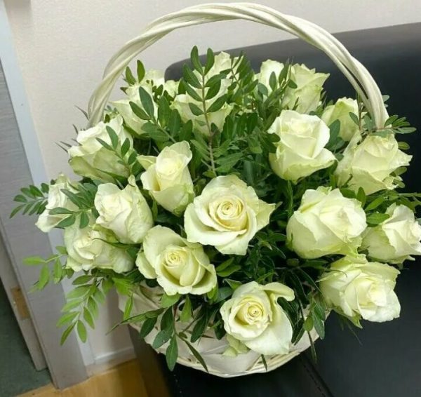 Композиція із 25 білих троянд в кошику