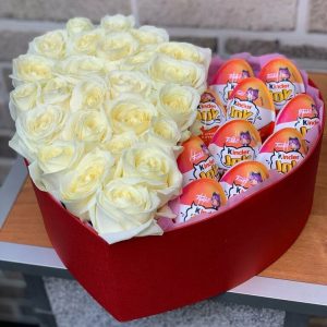 Композиція сюрприз в серці із 25 білих троянд