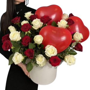 Композиція з 25 троянд у стильній коробці з повітряними кульками