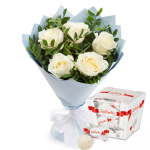 Букет із 5 білих троянд та цукерками Рафаелло