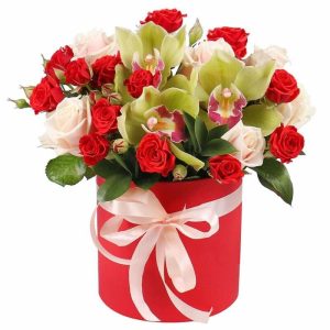 Композиція в коробці з троянд та орхідеї "Аромат почуттів"