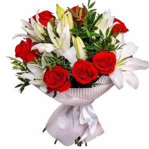 Букет із троянд та лілій "Чарівність кохання"