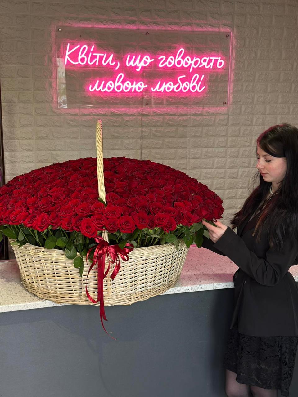 Кошик із 501 червоної троянди "Червоне безмежжя" - Зображення 2